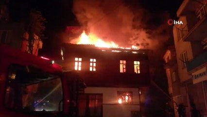 2 katlı tarihi ahşap konak alev alev yandı