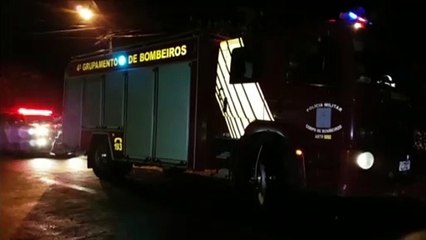 Tải video: Bombeiros são chamados para combater incêndio em veículo mas, ao chegarem local, constatam fogo em entulhos