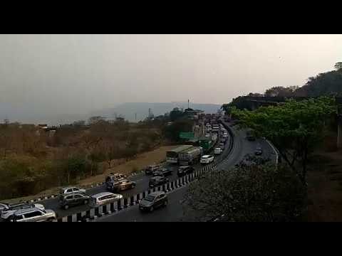 सलग सुट्यांमुळे मुंबई-पुणे एक्स्प्रेस वेवर वाहतूक कोंडी