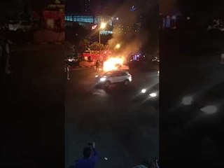 विवियाना मॉलसमोर उभ्या असणाऱ्या कारने घेतला पेट