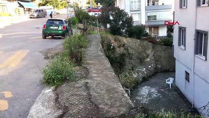 İçinde çocuk olan bebek arabası yokuştan kayıp, 3 metreden düştü