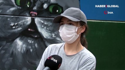Sokak hayvanlarının mamasını döken öğretmen komşu çıktı