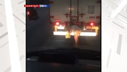 Truck na naipit sa traffic, ninakawan umano ng dalawang salarin | 24 Oras
