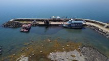 Son dakika haberleri... Kuraklık nedeniyle suyun çekildiği Van Gölü'nde balıkçı tekneleri iş makinesi yardımıyla açıldı