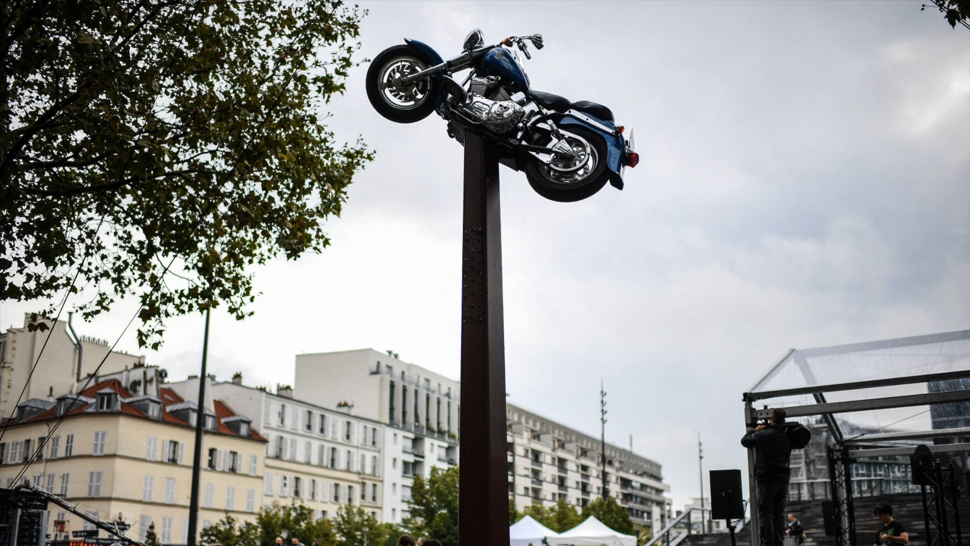 Une statue en hommage à Johnny Hallyday inaugurée devant l'Accor Arena à  Paris - Vidéo Dailymotion