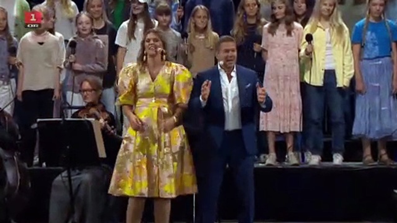 Peter Düring på trommer og kapelmester i Fællessang - endelig sammen | 4 September 2021 | DR1 @ Danmarks Radio