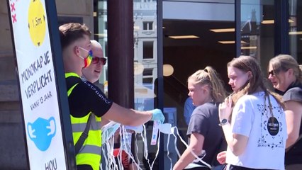 Pass sanitaire obligatoire aux Pays-Bas, la vaccination comme arme ultime au Royaume-Uni