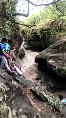 ลุ้นกู้ภัยช่วยเด็ก 3 ชีวิต ติด"น้ำป่า"ภูพานใน"น้ำตก"ผาลี่ จ.กาฬสินธุ์