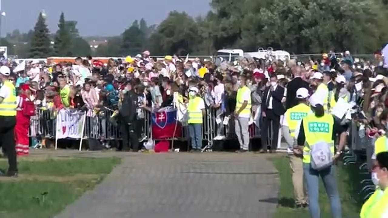 ZÁZNAM: Pápež prichádza na Svätú omšu na otvorenom priestranstve pri Národnej svätyni v Šaštíne