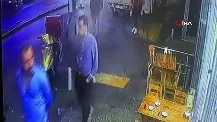 Omuz atma kavgası kanlı bitti: Kalbinden bıçaklandı, can havliyle böyle koştu