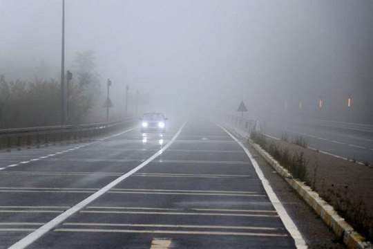 Bolu Dağı'nda yoğun sis görüş mesafesini 20 metreye düşürdü