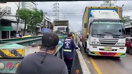 สองตายายวัย 68 ปี ขี่จักรยานยนต์ถูกบรรทุกพ่วงชนท้ายทับร่างยายดับส่วนตาเจ็บสาหัส