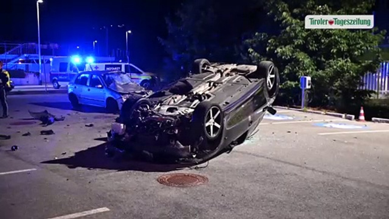 Betrunkener Lenker durchbrach in Innsbruck Zaun und 'flog' gegen Pkw