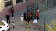 Son dakika haberi | Siirt Emniyet Müdürü Yılmaz, ziyaret ettiği okulda öğrencilerin elini öptü