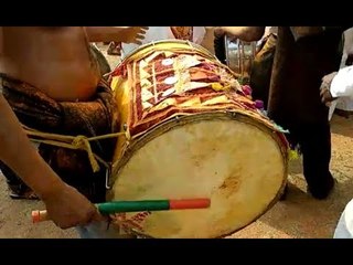 ढोल वाजवत भंडारा उधळत शेकडो धनगर बांधव आझाद मैदानात एकवटले