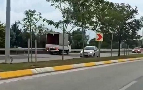 Ters şeritte ilerleyen kamyonet tehlike saçtı