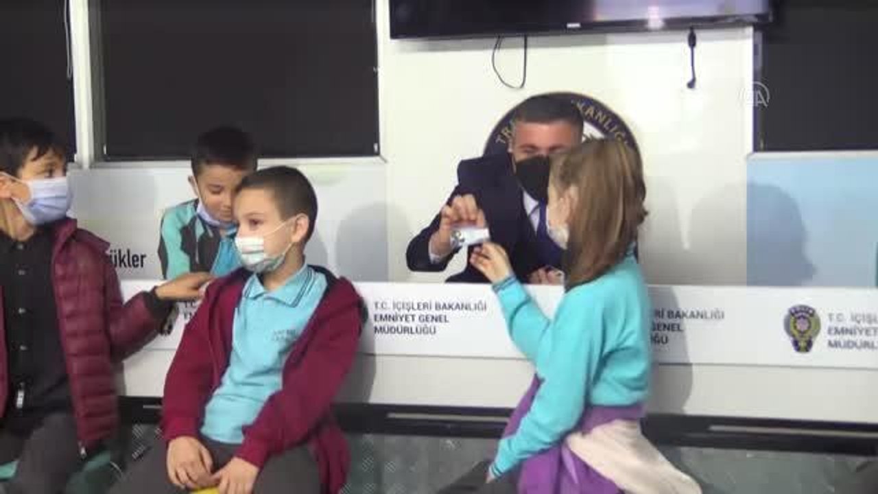 Minik öğrencilere trafik kuralları "Mobil Trafik Eğitim Tırı"nda anlatıldı