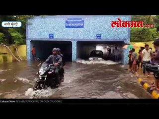 Mumbai Rain Update :  गाड्या बंद पडल्याने धक्का मारून काढताना...  नागरिक त्रस्त ..