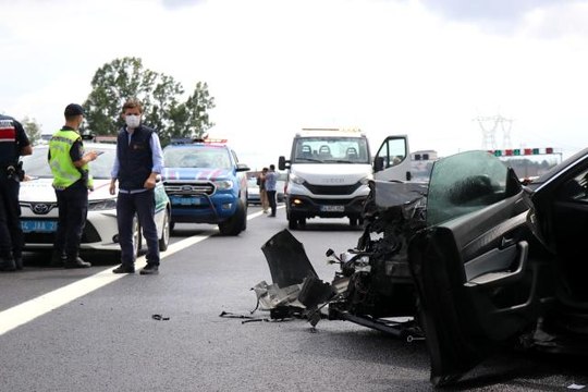 Kuzey Marmara Otoyolunda 3 araçlı zincirleme kaza: 2 yaralı