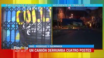 Chofer de un camión pierde el control y derriba 10 postes de energía eléctrica en el mercado Rodríguez de La Paz