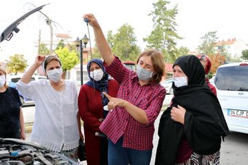 ESKİŞEHİR'DE, KADINLAR 4 HAFTALIK EĞİTİMLE ARAÇ BAKIM USTASI OLDU