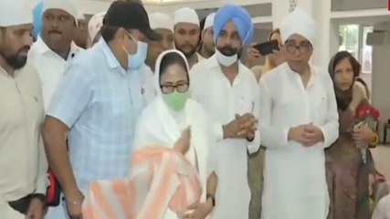 Watch: Mamata Banerjee visits Gurudwara in Bhabanipur