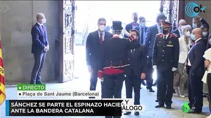 Sánchez se parte el espinazo haciendo la reverencia ante la bandera catalana