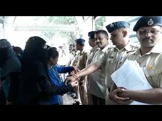 मुस्लिम महिलांनी पोलीस, डॉक्टर, अग्निशमन दलाच्या जवानांना बांधली राखी