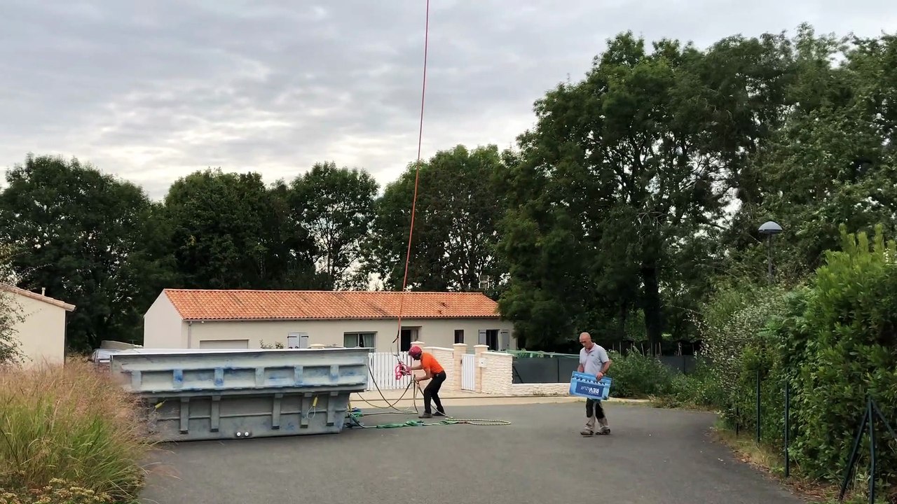 VIDEO. Deux-Sèvres : sa piscine est "tombée" du ciel