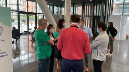 Christie Morreale visite le nouveau centre de vaccination de l'UCL