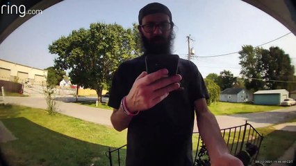 Son chien va lui faire une très mauvaise surprise pendant sa promenade... douloureux