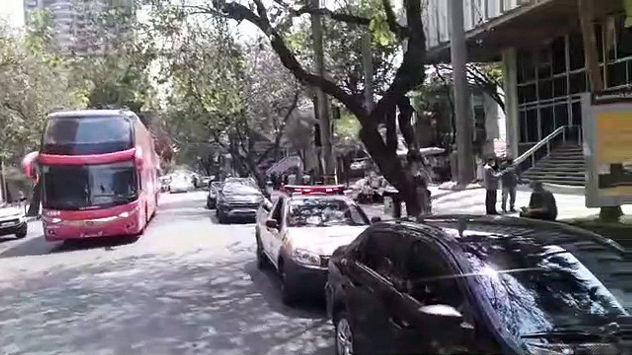 Carreata de fretadores faz buzinaço na ALMG: 'Deixa a Buser em Minas'
