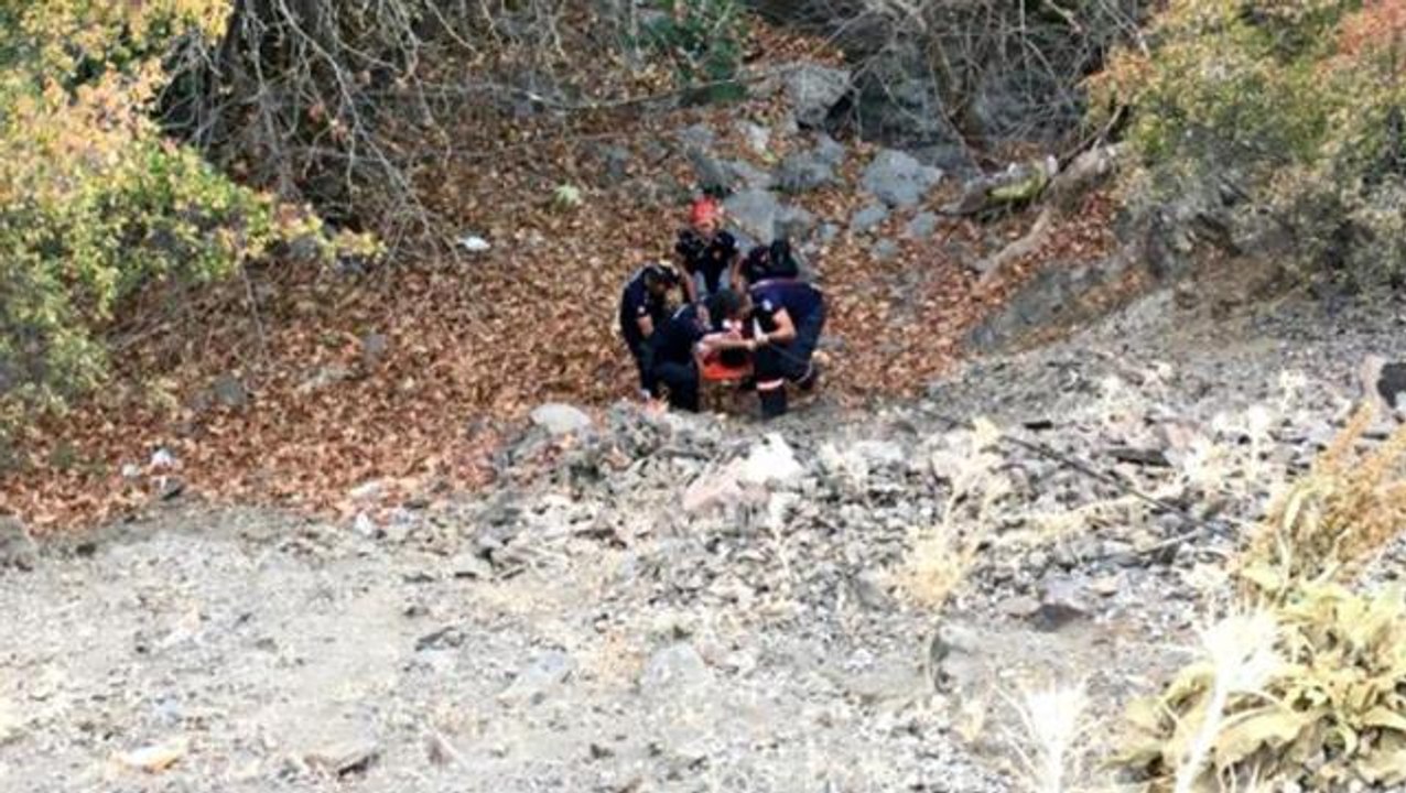 Tuvalet ihtiyacını gidermek isteyen genç, uçurumdan yuvarlandı