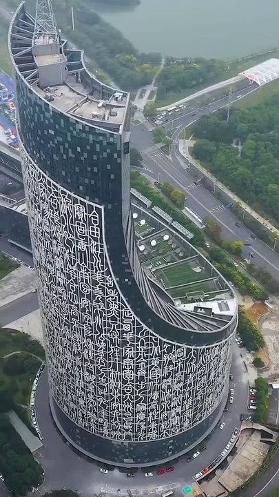 The exterior wall of a skyscraper in Anhui is plastered with Chinese characters. It has a unique shape. Each floor spirals upwards. Netizens say they can’t understand it. Do you know why it was built like this?