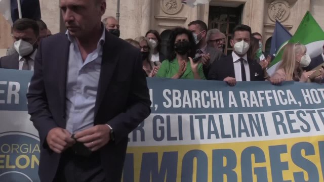 Il flash mob di FdI a Montecitorio: Lamorgese si scusi e si dimetta