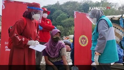 Jemput Bola! Vaksinator Datangi TPST untuk Vaksinasi Pemulung