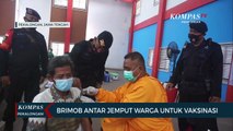 Brimob Antar Jemput Warga Untuk Jalani Vaksinasi