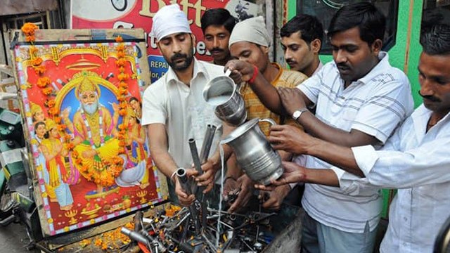 Vishwakarma Puja 2021: विश्वकर्मा पूजा विधि | विश्वकर्मा भगवान की पूजा कैसे करें | Boldsky