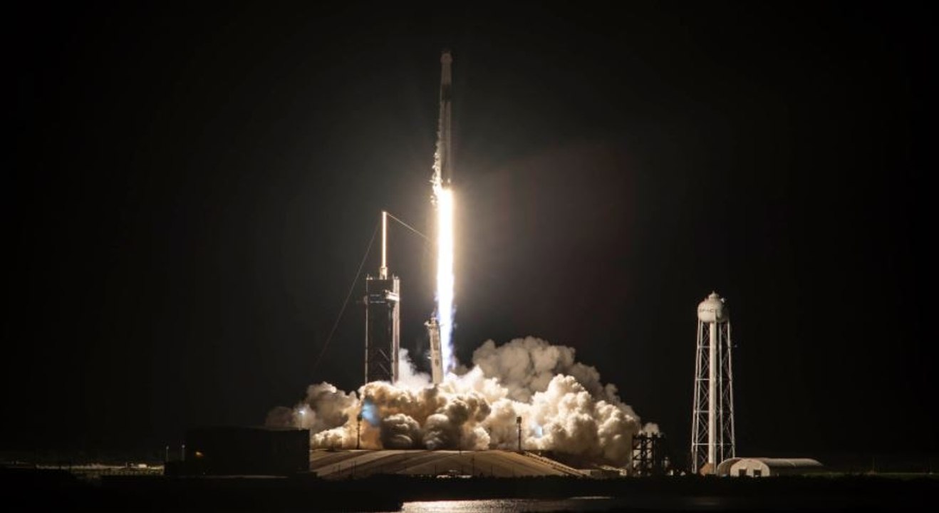 100 News: World's first space tourism rocket la...