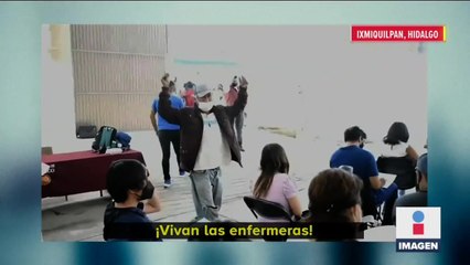 "¡Vivan las enfermeras!" gritó un joven al ser vacunado