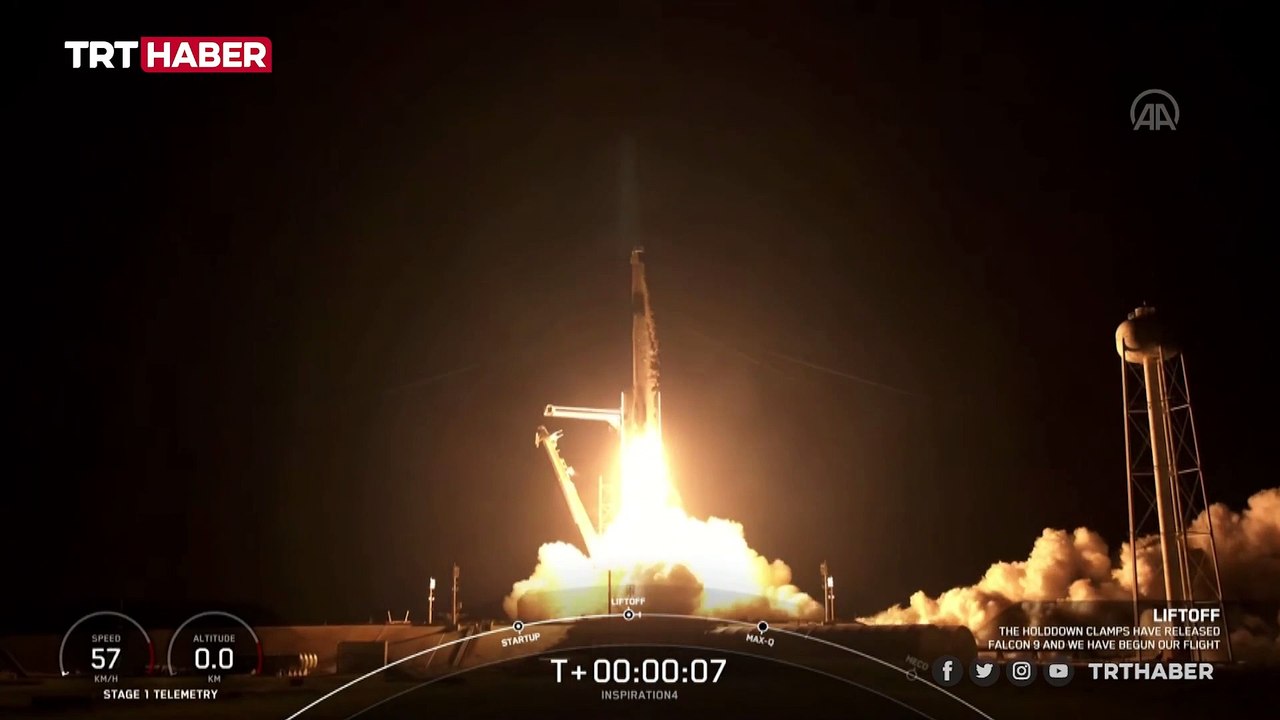 SpaceX tarihi uçuşa başladı
