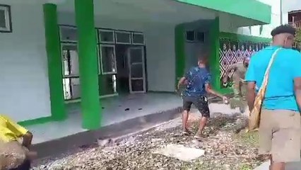 Detik-detik KKB Rusak Fasilitas Umum di Distrik Kiwirok