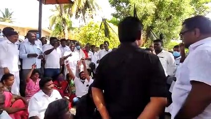 கே.சி. வீரமணி வீட்டின் முன் ஆர்ப்பாட்டம்.. போலீஸாருக்கும் அதிமுகவினருக்கும் இடையே தள்ளுமுள்ளு!