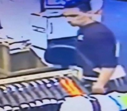 ESENYURT'TA MÜŞTERİ GİBİ GİRDİĞİ MAĞAZADAN CEP TELEFONU ÇALDI