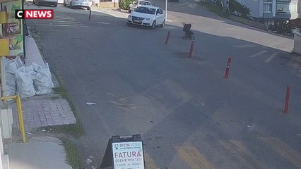 Vidéo : l'effroyable course folle d'une poussette hors de contrôle