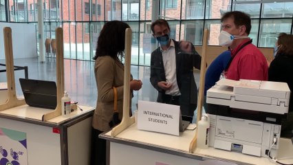 Christie Morreale visite le nouveau centre de vaccination de l'UCL