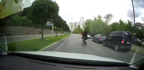 Son dakika haber... Ataşehir'de motosikletlinin tek teker terörü kamerada