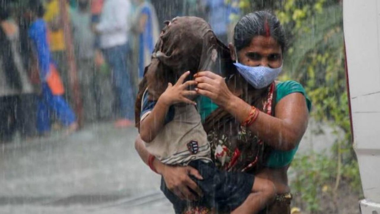 Shatak: Delhi sees fresh spells of rain