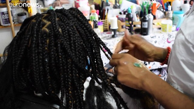 Abrazan sus raíces ante la discriminación al cabello afro en Venezuela