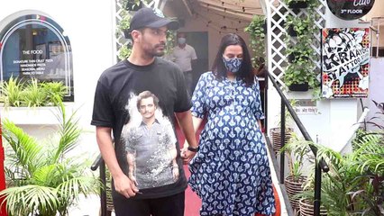 Neha Dhupia ने पति Angad Bedi संग किया बेबी बंप फ्लॉन्ट ;Watch video | FilmiBeat